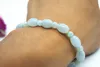 Natürliche weiße Jade. 12 Trommelperlen +12 runde Perlen. Gummibänder werden zu Armbändern aneinandergereiht.