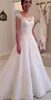 Abiti da sposa vintage in pizzo Eleganti abiti da sposa formali A Line con collo gioiello Maniche ad aletta Zip posteriore Sweep Train Pizzo bianco avorio