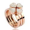 Bijoux en acier titane Trois types réunissant Quatre fleurs Ensemble tarière en acier titane bague en or rose taille 6,7,8,9 Bague de couple