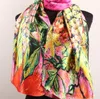 1 pcs Fuchsia Orange Fleur De Lys Et Feuilles Vertes Foulards Femmes Mode Satin Peinture À L'huile Long Wrap Châle Plage Foulard En Soie 160X50cm