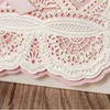 レーザーカットフラワーボウタイスタイルの招待状カード素敵なカスタマイズされたピンク色の結婚式の招待状封筒を含む無料印刷