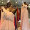2015 Auf Lager Großhandel Ein-Schulter-Rüschen-Chiffon-Langes Abschlussball-Abend-Brautjungfernkleid mit Perlen