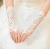 2020 NUEVO Hot Cheap White Ivory Fingerless Rhinestone Lace Sequins Short Wedding Guantes nupciales Accesorios de boda