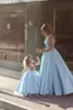 Baby Blue Satin Flower Girl Sukienki na wesela Pełna długość marszczenia Śliczne aplikacje Suknie Komunii Bez rękawów