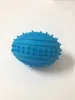 Giocattoli da masticare striduli per cani Palla di gomma Calcio Rugby Giocattoli squeaker Palline di gomma Colori vari2300424