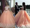 우아한 블러쉬 핑크 볼 가운 Quinceanera 드레스 바토 넥 반팔 아플리케 얇은 플러스 사이즈 스위트 16 드레스 사우디 아라비아 댄스 파티 드레스