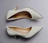 Luxe elegante Ivory Pearl Bruiloft Dansende Schoenen Bruids Schoenen Puntschoen Kitten-Heel Schoenen Vrouw Dame Jurk Schoenen