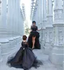 Hi Lo Robes De Soirée Noir Hors Épaule Tiered Tulle Robes De Bal Sexy Avec Wraps Mère Et Fille Manches Courtes Cocktail Evenin241t