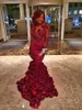 2015 Romantisk röd kvällsklänning Mermaid med Rose Floral Ruffles Sheer Prom Gown med Applique Långärmad Prom Klänningar med Bra Sweep Train