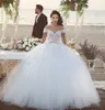 Mode hors de l'épaule 2018 robes de mariée robe de bal pas cher avec des manches courtes appliques dentelle tulle tribunal train plissé jardin pays