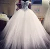 Abiti da sposa di lusso con perline di perle di pizzo Abiti da sposa arabi unici Collo a cuore con zip sul retro Abiti da sposa principessa in tulle bianco