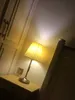 Nuova lampada da tavolo design moderno beige chiaro paralume in tessuto rosso bronzo apparecchio scrivania illuminazione soggiorno studio comodino foyer camera da letto lato divano