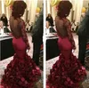 2015 Romantisk röd kvällsklänning Mermaid med Rose Floral Ruffles Sheer Prom Gown med Applique Långärmad Prom Klänningar med Bra Sweep Train