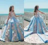 2018 Mädchen-Festzug-Kleider, himmelblau, mit Spitze, Perlen, 3D-Blumen, abgestufte Schärpe, Schleife, V-Rücken, langes Kinder-Blumenmädchen-Kleid, Geburtstagskleider