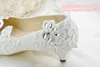 Zapatos de boda con flores de encaje de cristal Accesorios nupciales Zapatos de novia Tacón plano barato y zapatos de boda de tacón bajo Slip ons Tamaño 4-Tamaño 9