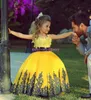 Vintage Żółta Princess Długość Płaskie Suknie Dziewczyny Koranki Suknie Kwiat Dziewczyna Dress Na Wesela Koronkowe Aplikacje Urodziny Dresy