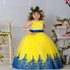 2016 Nouveau Jaune Tulle Dentelle Robes De Fille De Fleur Pour Le Mariage Ras Du Cou Sans Manches Noir Applique Ceinture Arc Longues Filles Pageant Robes B2065034