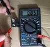 Taschen-Digitalmultimeter Digitalmultimeter, Multimeter DT830B Nehmen Sie Stifte und messen Sie die aktuelle Spannung