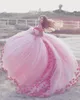 아랍어 볼 가운 댄스 파티 드레스 핑크 튤립 어깨 너머에 푹신한 댄스 파티 드레스 3 차원 꽃 수제 꽃 Quinceanera 파티 드레스