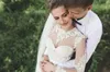 Berta 2016 Frühlings-Etui-Brautkleider mit langen Ärmeln, Illusionsspitze, Juwelenhals-Brautkleider mit goldenen Gürtelapplikationen und offenem Rücken