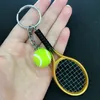 Bunter Mini-Schlüsselanhänger mit Tennisball und Schläger, Schlüsselanhänger aus Zinklegierung, Sport-Stil, Neuheit, Werbegeschenke, hohe Qualität. 6016942