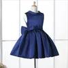 Kwiat Girl Sukienki na Wesela Elegancka Długość Kolana Neckline Neckline Cap Sleeve Custom Kids Formalna Nosić Satin Dress