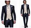 2015 One Button Azul Marinho Noivo Smoking Pico Lapela Melhor Homem Ternos Groomsman Homens Ternos De Baile de Casamento Custom Made (Jacket + Pants + Tie + Vest)
