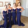 Элегантные русалки Bridesmaids Платья Темно-Флота Синяя Установленная Милая Декольсия Не рукавецы Свадьба Гостевые платья Осеве Поезд Cheap Custom