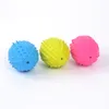 Giocattoli da masticare striduli per cani e gatti, palline di gomma, giocattoli con palline squeaker da calcio, i colori variano