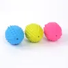 Giocattoli da masticare striduli per cani Palla di gomma Calcio Rugby Giocattoli squeaker Palline di gomma Colori vari2300424