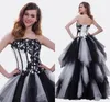 Klassisk vit och svart quinceanera klänningar Högkvalitativ A-Line Golvlängd Pagant Klänningar för tjejer med Appliques Tiered Ruffles Prom Gown
