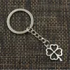 30 sztuk / partia Key pierścień Brelok Biżuteria Posrebrzany Hollow Four Leaf Clover Charms Wisiorek Key Akcesoria 24x17mm