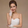 Moda-Büyüleyici Beyaz Fildişi Kısa Düğün Eldiven Kristaller Boncuklu Düğüm Bilek Uzunluğu Parmaksız Dantel Gelin Eldiven