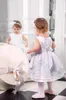 Beyaz Küçük Çiçek Kız Elbise Mini Kısa 3D Çiçek Aplikler Mücevher Boyun Kız Yarışması Önlük Çocuk Wedding Biçimsel Ruffles Kabarık Elbise