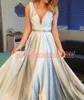 Elegant 2019 Deep V-Neck Aftonklänningar Satin Ärmlös Arabisk Formell Gästklänning Pagant Kändis Afrikansk Plus Storlek Prom Party Gowns