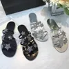 Hot Sale-Fashion Luxury Women Patent Läder Slippers Crystal Lips Heart Flats Tongs de Designer Sandals Sliders Hausschuhe