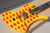 Guitarra eléctrica amarilla personalizada de fábrica con patrón de corazón rojo, herrajes dorados, diapasón de palisandro, se puede personalizar