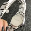 Mode große Buchstaben Design Uhren Frauen Mädchen bunte Kristall Stil Metall Stahlband Quarz-Armbanduhr P24219u