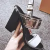Nya ankomster Kvinnor Sandal Thrill Heels 9.5cm Kvinnor Unika Spetsiga Toe Dress Bröllopskor Sexiga Skor Letters Heel Sandaler