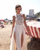 2023 Gali Karten Strandhochzeitskleid Side Split Neckholder Illusion Sexy Boho Brautkleider Sweep Zug Perlen Rückenfrei Bohemian Bride212Q