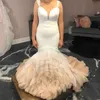 Amazing Tiered Mermaid Bröllopsklänningar Duning Neck Plus Size Bridal Gowns Tulle Ombre Sweep Train Robes de Mariéered