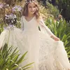 Billiga Boho Flower Girl Dresses Lace Lovely for Weddings V Neck Långärmad Vit Elfenbenskräp Tjejer Pagant Klänning Kids Baby Communion Gowns