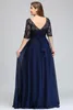 Dark Navy Lace Chiffon Half ärmar Prom Dresses Lace Top En linje Chiffon V Back Mother of Bride Dresses Plus Size -klänningar HY5035