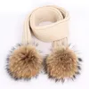 Chapeaux, écharpes Gants Ensembles Automne et hiver Chapeaux de coton tricotés pour femmes Chaud Fourrure de raton laveur Pom-Pom Chapeau de ski pour enfants Écharpe Parent