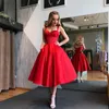 Rote Ballkleid-Abschlussballkleider, herzförmige Träger, Satin, Teelänge, Cocktailparty-Kleider, sexy rückenfreie Mini-Abendkleider
