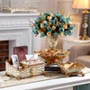 table basse de salon luxueux accessoires pratiques vase créatif assiette de fruits boîte de mouchoirs