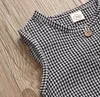 Kids Designer Kläder Baby Plaid Rompers Boys Flickor Bomull Jumpsuits Sommar Casual Button Onesies Spädbarn Ärmlös Klättring Passar BYP450