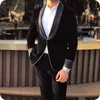 Son tasarım bir düğme siyah kadife Damat Smokin şal Yaka erkek takım elbise 2 parça düğün/balo/akşam Blazer (ceket + pantolon + kravat) W716