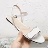 女性ダブルトーンレザーフラットサンダルファッションガールバックル閉鎖ストラップレザーソールカジュアル Sandal35-42