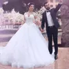 2020 Scoop Ball Gown Abiti da sposa Illusion Back Maniche lunghe Pizzo Appliques Lunghezza pavimento Corte dei treni Abito da sposa 2019